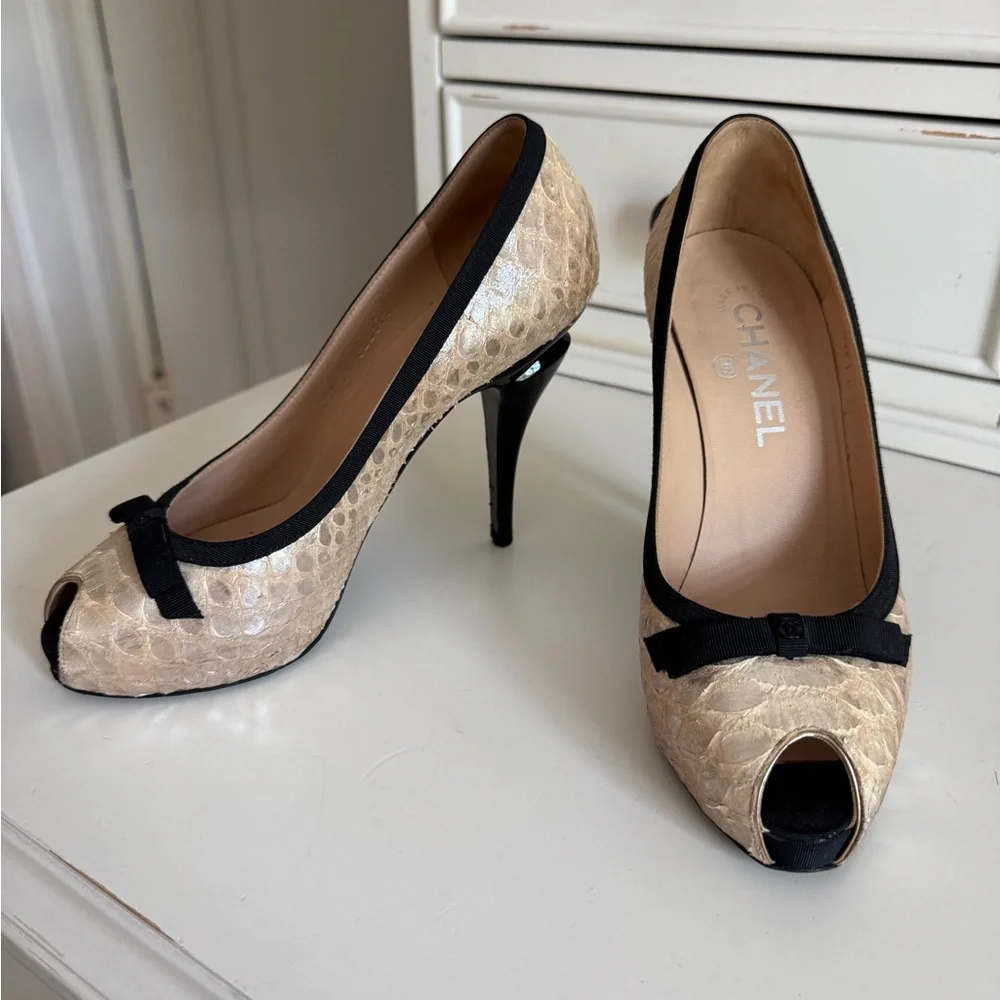 CHANEL Textured Beige and Black Heels - Picture 3 of 7